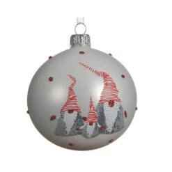 Pallina Natalizia 80mm In Vetro Con Decorazione Gnomi 7 Pallina Natalizia 80mm In Vetro Con Decorazione Gnomi -Offerte Natale Negozio 0057069 pallina natalizia 80mm in vetro con decorazione gnomi